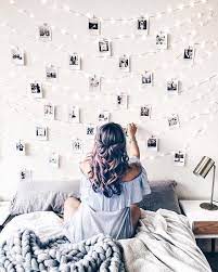 Cara menghias kamar sendiri seperti ini akan menghasilkan satu kesatuan dekorasi kamar yang padu bukan malah terlihat seperti kamar yang penuh dan berantakan. Biar Gak Sepi Lakukan 10 Trik Dekor Kamar Kos Berdinding Putih