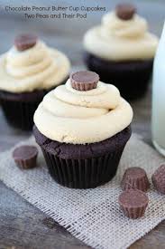 Reese S Cup Stuffed Chocolate Peanut Butter Cup Cupcakes Two Peas And Their Pod Avec Images Miam Delicieux Cupcakes
