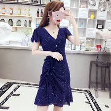 Saat ini, model yang sedang trend adalah model kaos kerah v, yang banyak terlihat dikenakan oleh pria muda trendi dan bergaya modis.kaos kerah v dulu kerap dikenakan selebritis (salah satu yang terkenal sering terlihat memakai kaos ini adalah pangeran william). Gaun Midi Wanita Model Ruffle Lengan Pendek Dengan Kerah V Neck Dan Hiasan Sequin Warna Berkilau Shopee Indonesia