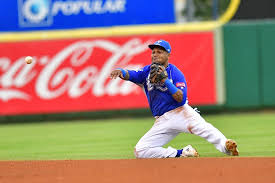 El segunda base Eric Aybar de los Tigre del Licey hace un lanzamiento  forzoso a la inicial en el partido de ayer 26/01/2020
