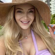 Heather Blow's Instagram, Twitter & Facebook