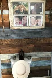 It features plenty of rustic accessories and wooden. Country Outhouse Bathroom Decorating I Guest Bathroom Ideas Apartment Guest Bathroom I Nebengebaude Dekor Badezimmer Dekor Diy Rustikales Badezimmer Dekor