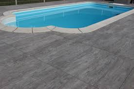 Contour De Piscine En Dalles Gres Cerame Terrasse Piscine Terrasse Beton Terrasse Bois