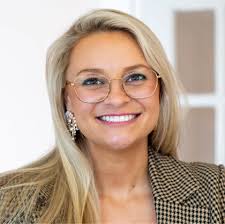 Betsy Kline's Instagram, Twitter & Facebook