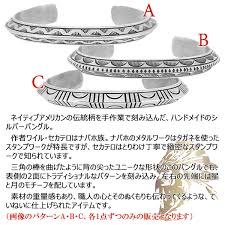 インディアンジュエリー ナバホ族 トラディショナルパターン シルバーバングル ハンドメイド ハンドクラフト ネイティブアメリカンジュエリー ブレスレット シルバー925 模様 月 星 ムーン スター 人気アクセサリー 銀細工 バングル