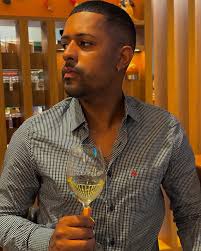 O dinheiro faz homens ricos, o conhecimento faz homens sábios e a humildade  faz homens grandes. . . . . . . . #sergiromero #outback #tommy #luke  #prosperidade #felicidade #drink #birthday