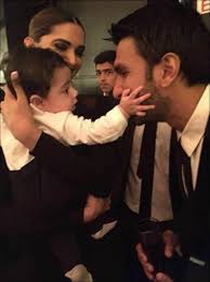 Deepika Padukone Plays With Baby At Her Best Friend S Wedding While Boyfriend Ranveer Singh Watches Her See Pic Deepika Ranveer Deepika Padukone Ranveer Singh