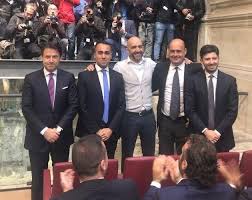 Se le code davanti al banco dei pegni sono da sempre il termometro per misurare le crisi, adesso siamo da ricovero: In Fila Davanti Al Monte Dei Pegni La Foto Che Scandalizza L Italia E Arrivata La Miseria Il Paragone
