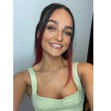 Laura Pollard's Instagram, Twitter & Facebook