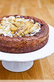 3/4 der banane (das restliche 1/4 kannst du auf dem kuchen zur deko verteilen) zerdrücken und mit dem eigelb vermischen. Schoko Kokos Kuchen Mit Karamellisierten Bananen Lecker Macht Laune