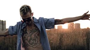 Achille lauro, pseudonimo di lauro de marinis (verona, 11 luglio 1990), è un cantautore e produttore discografico italiano34. Achille Lauro Le Parole Arrivano Lo Stesso La Faccia Non E Importante