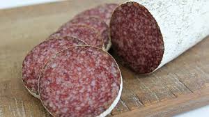 In centrul pietei pavata cu piatra cubica este amplasata fantana cu grilaj, o replica a celei dar locul este fermecator si pastreaza autenticitatea orasului de alta data. Salamul De Sibiu Nu Este FÄƒcut Din Carne RomaneascÄƒ CÄƒrnurile Sunt Din Spania Italia Germania Ziarul Romanesc Uk È™tiri Pentru Romanii Din Marea Britanie