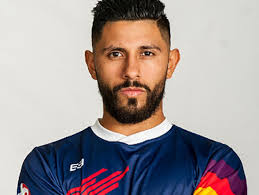 Comets sign Flores to extension