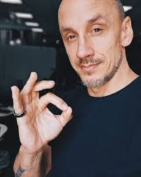 Kris Daniel's Instagram, Twitter & Facebook