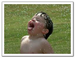 طفلة المطر تركض وأتبعها نظر صور Rain Photography Rain Singing In The Rain