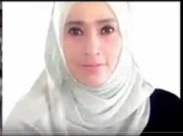 Kedua orang tuanya adalah keturunan arab, ayahnya dari bali bermarga maskati, sedangkan ibunya berasal dari palu bermarga alkadrie. Polisi Selidiki Isi Ponsel Rizieq Shihab Firza Husein