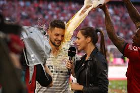 30 yaşındaki alman spiker ülkesinde sky kanalında hem spikerlik hem de moderatörlük yapıyor. Esther Sedlaczeks Saison Ruckblick Das Waren Die Highlights Und Die Grossten Uberraschungen Gq Germany