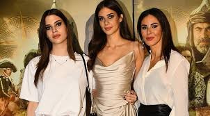 İstanbullu amiral babası haluk ve otelcilik eğitimi almış adana'nın ramazanoğulları ailesinden gelen annesi sendegül'ün ilk çocuğu olarak doğdu. Defne Samyeli Nden Flas Aciklama Magazin Oncu Sehir Gazetesi