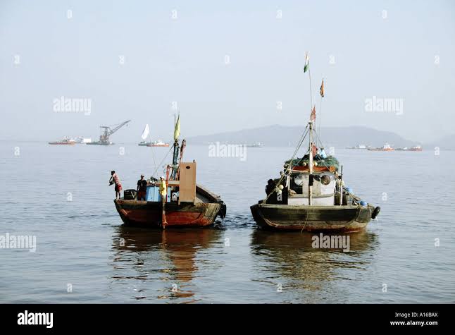 Mumbai fishing boats hi-res stock photography and images - Alamy