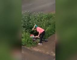 Jeux de jeu de fille en train de faire l amour. Une Femme En Colere Utilise Une Planche De Bois Pour Taper Les Fesses Nues D Un Couple Qui Fait L Amour Dans Un Buisson Ipnoze