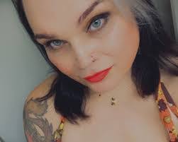 Amanda Haller's Instagram, Twitter & Facebook