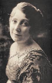 Laura Oakley's Instagram, Twitter & Facebook