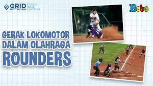 Dalam permainan ini, pemain akan berlari mengelilingi lapangan setelah berhasil memukul bola yang ditandai sebagai rounders. Teknik Dasar Permainan Olahraga Rounders Melempar Menangkap Dan Memukul Bola Semua Halaman Bobo