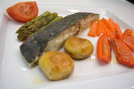 La carne de rodaballo es una buena alternativa para cocinar, aunque resulta bastante espinosa posee una consistencia firme y un color muy blanco que resulta atractivo. Rodaballo A La Plancha Con Verduras