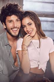 Tini stoessel y sebastián yatra aparecen juntos en un escenario romántico y en el preludio de un beso. Tini Stoessel Y Sebastian Yatra Se Unen A Pandora The Charming Post