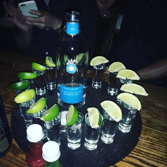 ronda de shots si vienes hoy van por nuestra cuenta!!!