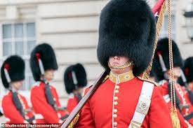 Army S Iconic Bearskin Hats Worn By The Queen S Guard Are Under Threat Readsector