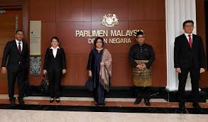 Blok kerajaan memiliki 114 kerusi parlimen. Lima Individu Angkat Sumpah Sebagai Senator