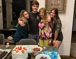 Jun 18, 2021 · gêmeas do gugu liberato, as lindas sofia e marina liberato encantaram os fãs ao aparecerem nas redes socais em um momento de carinho. Lnw0las Wxtrym