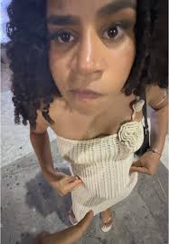 Jasmim Souza Imitates Ó Pai Ó Scene in Urban Setting