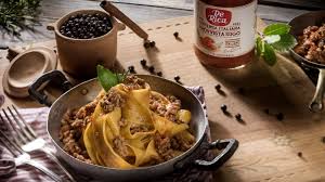 Il ragù di cervo, tipico della tradizione piemontese, è ottimo per condire gli agnolotti del plin, la pasta fresca o per accompagnare la polenta. Pappardelle Al Ragu Di Cervo De Rica