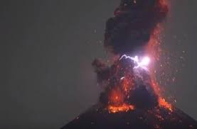 Karena saat bunyi dentuman itu terdengar bersamaan turun hujan gerimis diselimuti kabut. Bukan Dari Anak Krakatau Netizen Unggah Suara Dentuman Misterius Subuh Ini Hitekno Com