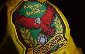 Bendera negeri memaparkan bulan sabit berwarna hijau di bawah perisai kuning dan dilingkungi oleh jambangan padi berwarna kuning di atas latar perisai melambangkan sultan negeri sebagai pelindung dan penjaga rakyatnya. Sejarah Jersi Kedah Dari Merah England Ke Hijau Kuning