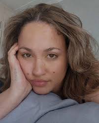 Robyn Connor's Instagram, Twitter & Facebook