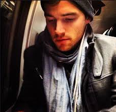 Troian bellisario, sasha pieterse, ian harding, keegan allen, brant daugherty, drew van acker and huw collins all attended the convention in manchester, uk & dusseldorf, germany. Ian Harding France Startseite Facebook