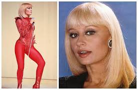 E n el último suspiro de explota, explota, raffaella carrà sonríe a la cámara por un breve instante.aparece dirigiendo el tráfico en un cameo intencionado del realizador porque, en efecto, sin sus canciones, esta película no existiría. Que Fue De Rafaella Carra La Famosa Italiana Que Cantaba Fiesta Y Hay Que Venir Al Sur Guioteca