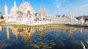 Dawn breaks over the ruins Traumort Des Tages Der Weisse Tempel Wat Rong Khun Geo