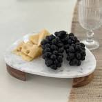 Tábua Oval para Aperitivos Mármore Branco Pés de Madeira 5x30x25cm Linha  Refúgio
