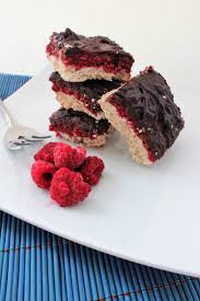 Carres A La Confiture De Framboises Et Chocolat Noir Food Desserts Breakfast