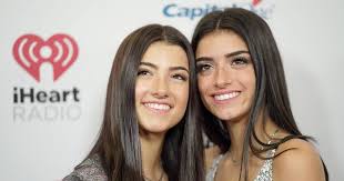 Rob kemps oftewel snollebollekes mag zich vanaf nu met recht de slimste mens noemen. Charli D Amelio Haalt Als Eerste Magische Grens Van 100 Miljoen Volgers Op Tiktok Show Gelderlander Nl