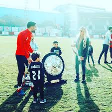 واصل علي معلول، لاعب الفريق الأول لكرة القدم بالنادي، تنفيذ برنامجه التأهيلي بالجري حول الملعب وتنفيذ بعض الفقرات التأهيلية تحت إشراف الجهاز الطبي بالنادي ØµÙˆØ± Ù…Ø¹Ù„ÙˆÙ„ ÙŠØ­ØªÙÙ„ Ø¨Ø§Ù„Ø«Ù„Ø§Ø«ÙŠØ© Ø±ÙÙ‚Ø© Ø²ÙˆØ¬ØªÙ‡ Ø¨Ø§Ù„Ø¬Ø²ÙŠØ±Ø© Ù…Ø¨ØªØ¯Ø§