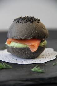 Mini Burger Noir Au Saumon Fume Et A L Avocat Recettes Astuces Et Tendances Actuelles Bienvenue C Mini Hamburgers Mini Hamburger Apero Mini Burger Apero