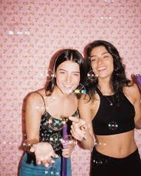 355 6 Hil Haresvaniya 1 071 Komentara Dix Dixiedamelio V Instagram Welcome To 2020 In 2020 Famous Girls Friend Photoshoot Celebrities