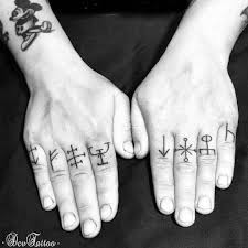 Maybe you would like to learn more about one of these? Runas Para El Chef Victor Lemav Fingertattoo Wicca Witch Pagan Viking Rune Symbol Celtic Finger Tattoos Cool Finger Tattoos Tatted Men