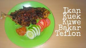 Kalau tidak tersedia pemanggang arang, kamu dapat menggunakan wajan teflon untuk membakar ikan kuwe. Ikan Kuek Kuwe Bakar Teflon Masakan Rumahan Youtube