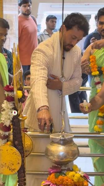 Tiger Shroff spotted at Babulnath Temple in Mumbai today ,  #bollycelebrities #bollywood #viralreels #bollywoodactress #tigershroff